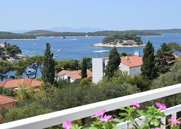 Zorana Vandrerhjem Hvar Town